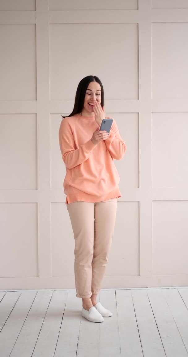 Γυναίκα έχοντας διασκέδαση μηνυμάτων κειμένου χρησιμοποιώντας το κινητό τηλέφωνο — Αρχείο Βίντεο