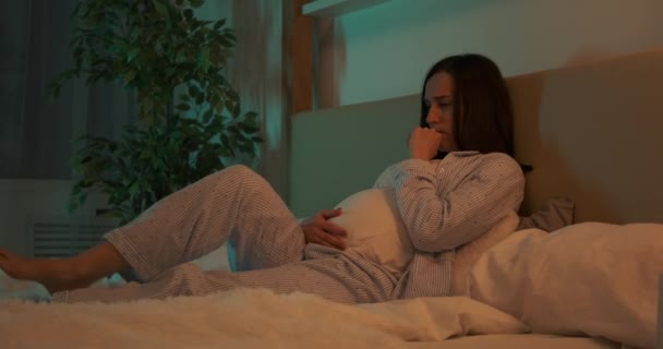 Ideges terhes nő sír az ágyon otthon — Stock videók