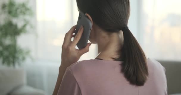 Gravid kvinna använda mobiltelefon hemma — Stockvideo