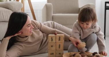 Anne ve kızı oyuncaklarla oynuyor.