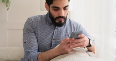 Cep telefonu kullanan düşünceli bir adam.