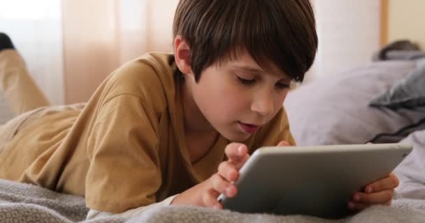 在数字平板电脑上玩的男孩 — 图库视频影像