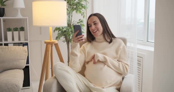 Donna incinta che naviga sul cellulare a casa — Video Stock