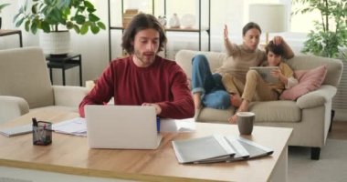 Ebeveynler tartışıyor ve oğlu dijital tablet kullanıyor