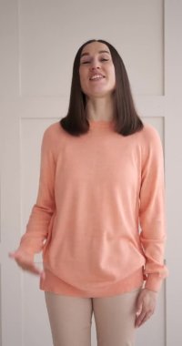 Kadının selamlama ve açıklama videosu