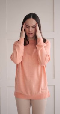 Şiddetli baş ağrısı çeken kadın.