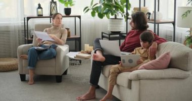 Ebeveynler dijital tablet kullanan belgeleri ve çocukları analiz ediyorlar