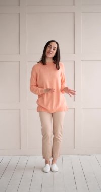 Ahşap duvar arkasından konuşan ve açıklayan kendinden emin bir kadın.