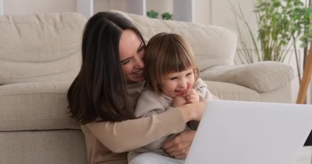 Zabawna matka i córka korzystające z laptopa w domu — Wideo stockowe