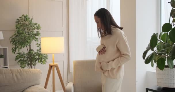 妊娠中の女性背中の痛みと苦しみ — ストック動画