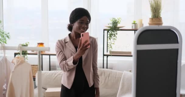 Femme en blazer prenant selfie devant le miroir — Video