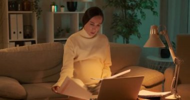 Hamile kadın gece geç saatlere kadar ofiste çalışıyor.