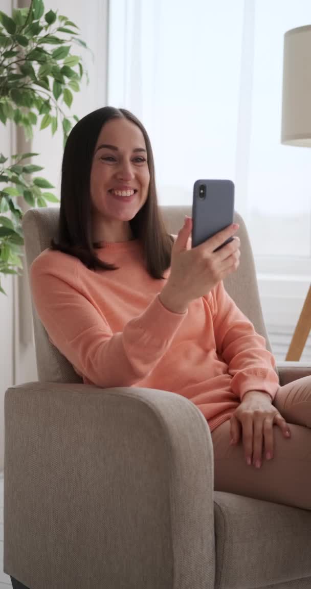 Femme chat vidéo en utilisant le téléphone mobile à la maison — Video