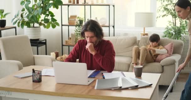 Man getting annoyed while working on desk — Stock Video