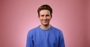 gülümseyen yakışıklı bir adam portresi