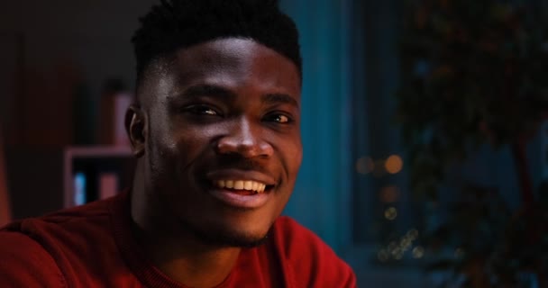 Heureux jeune homme afro-américain souriant — Video