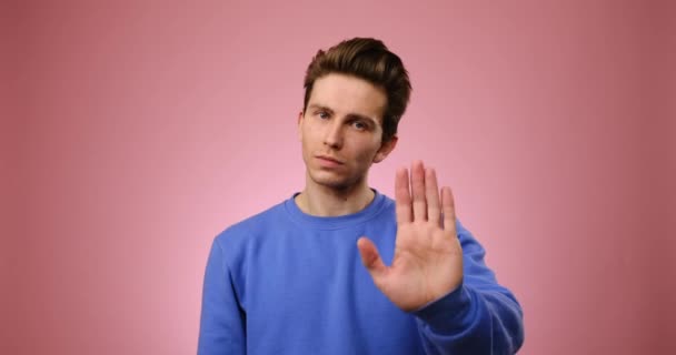 Homem dizendo não com sinal de stop hand — Vídeo de Stock