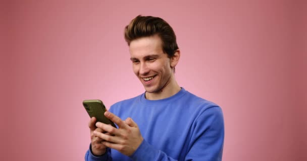 Jovem feliz conversando no telefone celular — Vídeo de Stock