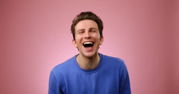Portret van jonge man lachen — Stockvideo