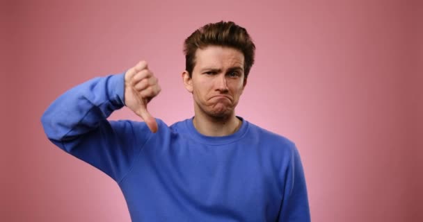 不快乐的男人放下大拇指的姿势 — 图库视频影像