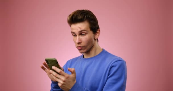 Muž ohromen přijímáním dobrých zpráv pomocí mobilního telefonu — Stock video
