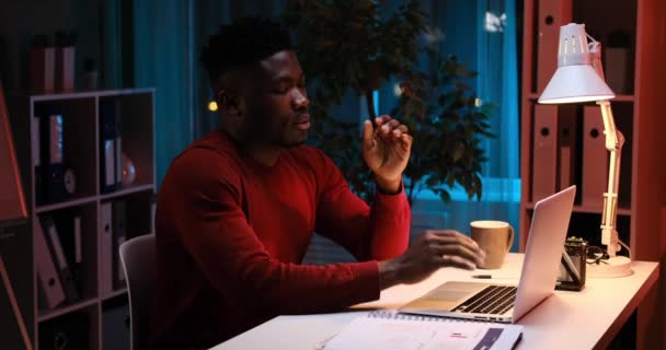 Homme d'affaires afro-américain fatigué fermeture ordinateur portable et dormir sur le bureau — Video