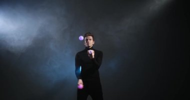 Topları hokkabazlık yapan yakışıklı delikanlı.