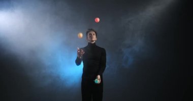 Topları hokkabazlık yapan yakışıklı delikanlı.