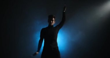 Genç adam poi el aksesuarları çeviriyor.