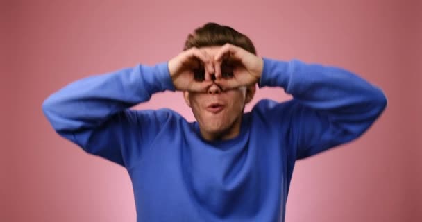 Hombre buscando con prismáticos hechos a mano — Vídeos de Stock