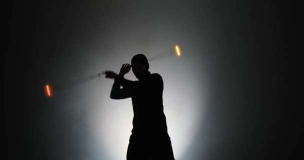 头戴巴拉克拉瓦面罩的年轻人，手拿着纺锤 — 图库视频影像