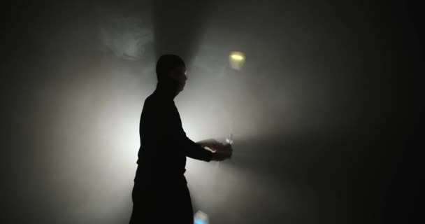 Silhouette de jeune homme en masque filature led poi accessoires de main — Video