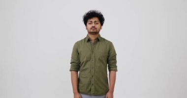 Dur işareti olmadan hayır diyen adam.