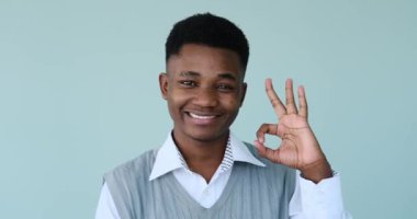 Adam iyi bir el hareketi gösteriyor.