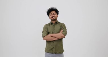 Mutlu genç adam silah ile ayakta geçti