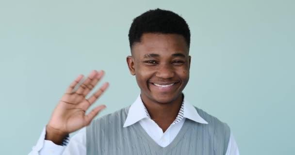 Afro-Amerikaanse man zwaaiende hand — Stockvideo