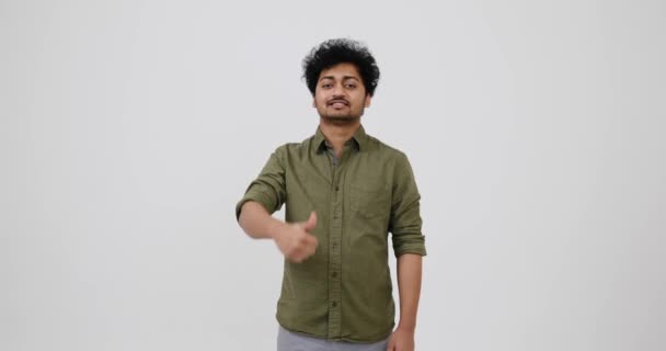 Feliz joven indio mostrando buen gesto con la mano — Vídeos de Stock