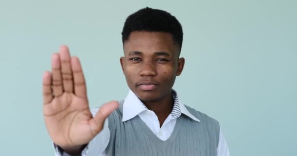 Hombre afroamericano diciendo no con señal de stop hand — Vídeos de Stock
