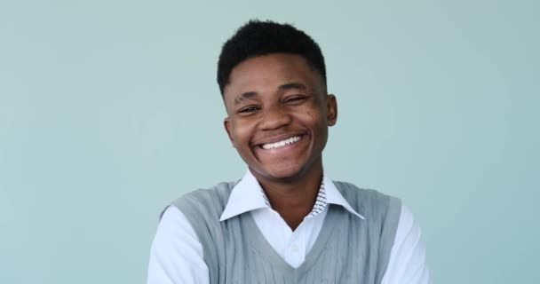 Alegre hombre afroamericano sonriendo — Vídeos de Stock