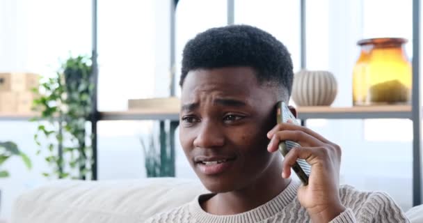 Χαρούμενος Αφροαμερικανός που μιλάει στο κινητό του — Αρχείο Βίντεο