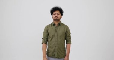 Adam parmağını sallayarak hayır diyor.