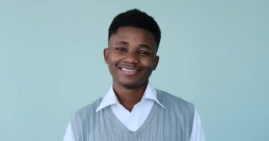 Mutlu Afrikalı Amerikalı adam gülümsüyor.