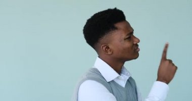 Kafası karışmış adam bir çözüm düşünüyor.