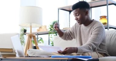 Adam bilgisayarı kullanarak görüntülü konuşma