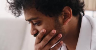 Stresli genç Hintli adamın yüzü