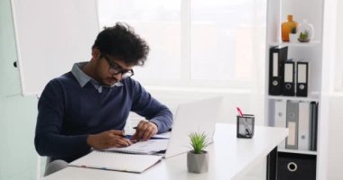 Belge yazarken dizüstü bilgisayarda çalışan işadamı