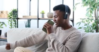 Dans ederken cep telefonuyla şarkı söyleyen mutlu adam