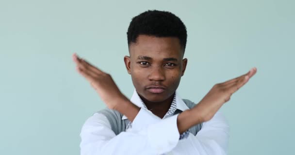 Hombre afroamericano cruzando brazos sin hacer gestos — Vídeos de Stock
