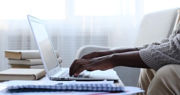 Руки бизнесмена, печатающего на ноутбуке — стоковое видео