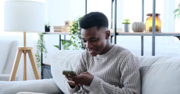 Ευτυχισμένος νεαρός άνδρας βίντεο κουβεντιάζοντας χρησιμοποιώντας το κινητό τηλέφωνο — Αρχείο Βίντεο